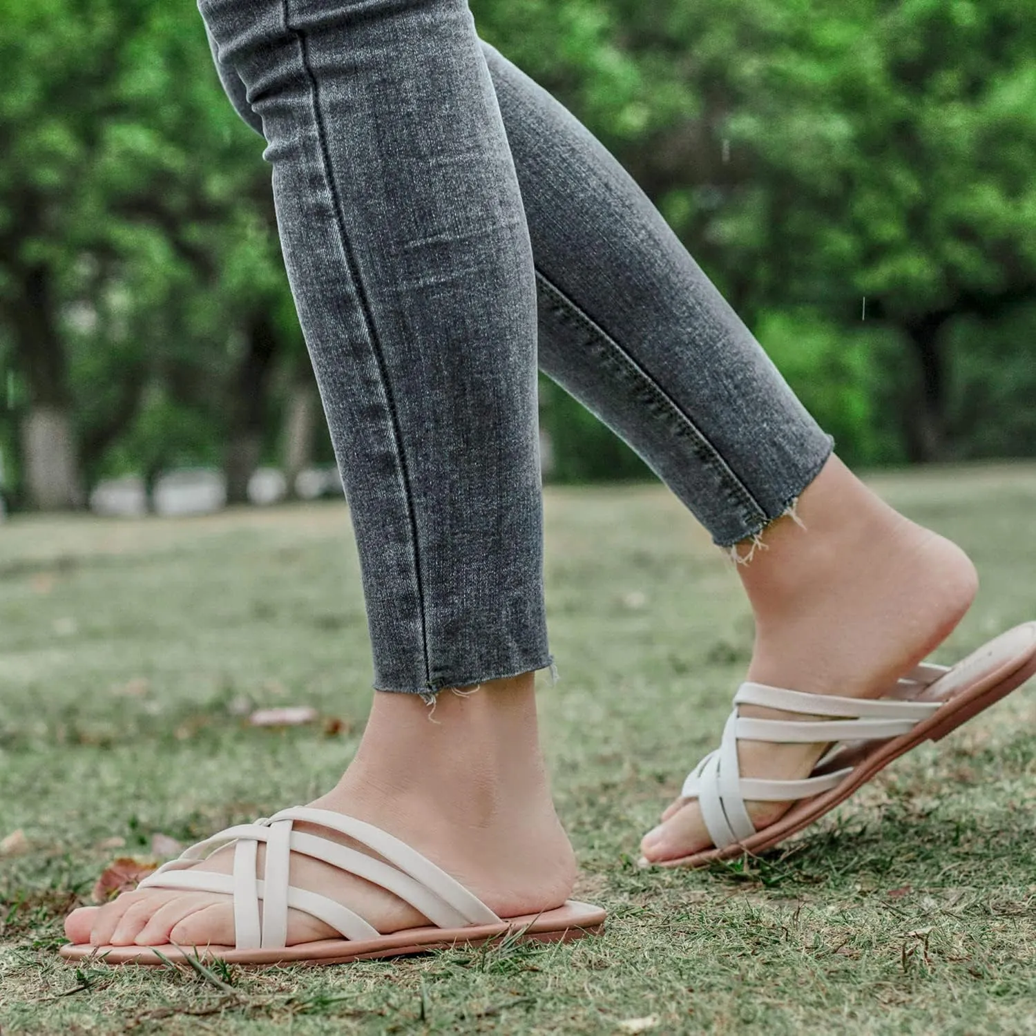 Luoika Women's Wide Width Flat Sandals, Flip Flop Slides Sandal Casual Strapy Sandal Slip on Summer Beach Shoes for Women.