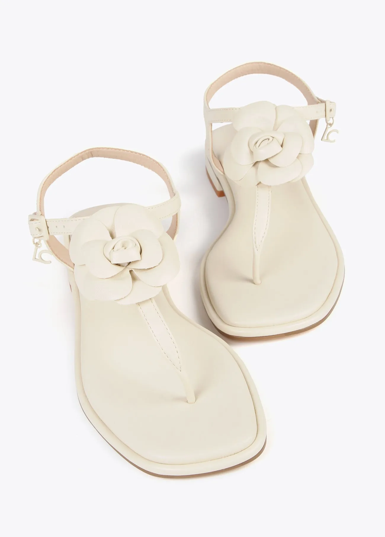 Sandals with toe dividers and flower detail